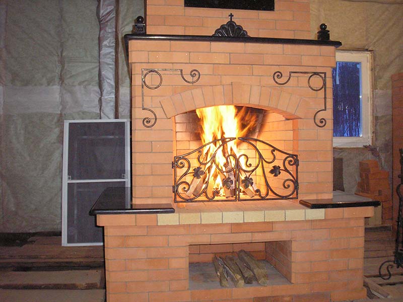 Дровяной камин из кирпича